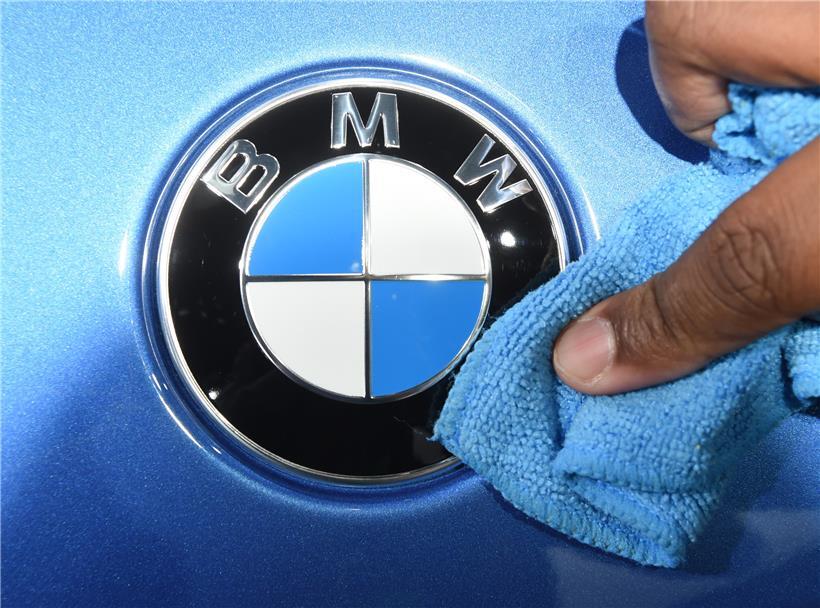 Der SREL-Mitarbeiter soll für vier Autos des Geheimdienstes insgesamt 140.960 Euro kassiert haben
