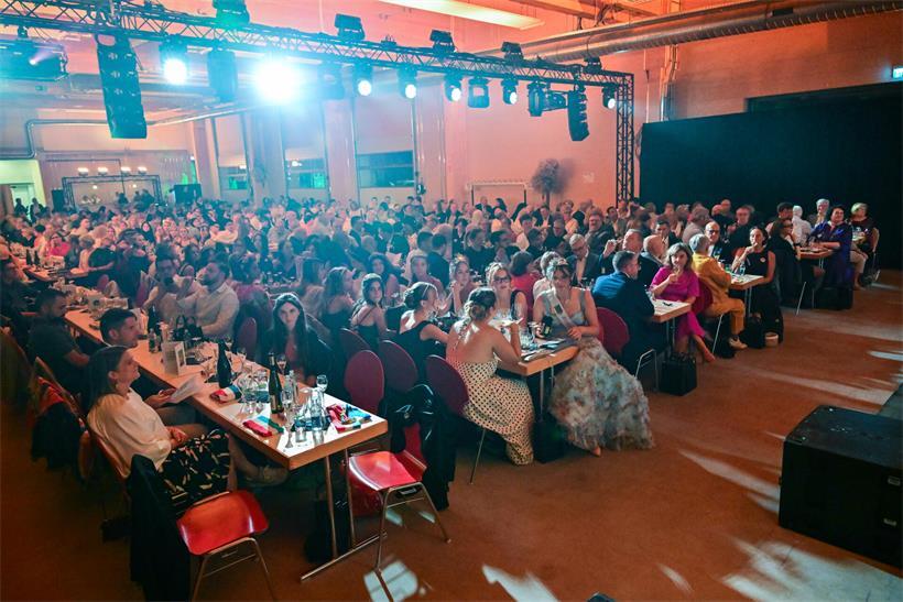 Lilli Hippert übernimmt die Krone beim 25. Riesling Open Der Saal war gut gefüllt
