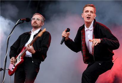 Der Sänger Felix Brummer (r.) und der Gitarrist Steffen Israel der Band Kraftklub stehen beim Lollapalooza Festival Berlin auf dem Gelände des Olympiastadions auf der Bühne. „Kargo“, das neue Album der Band, erschien am 23. September.
