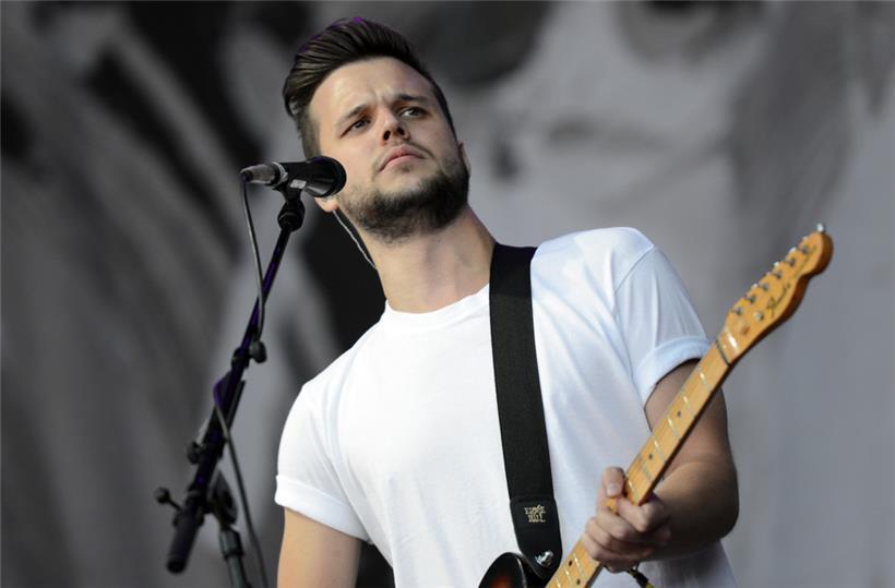 Der Sänger Harry McVeigh von der englischen Band White Lies steht auf dem „Berlin Festival“ auf dem Gelände des ehemaligen Flughafens Tempelhof in Berlin auf der Bühne. Die Londoner Rockband White Lies musste im April 2022 in letzter Minute einen Gig in Paris absagen, weil ihr Equipment wegen bürokratischer Brexit-Hürden es nicht rechtzeitig über die…
