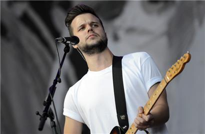 Der Sänger Harry McVeigh von der englischen Band White Lies steht auf dem „Berlin Festival“ auf dem Gelände des ehemaligen Flughafens Tempelhof in Berlin auf der Bühne. Die Londoner Rockband White Lies musste im April 2022 in letzter Minute einen Gig in Paris absagen, weil ihr Equipment wegen bürokratischer Brexit-Hürden es nicht rechtzeitig über die…
