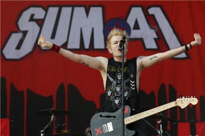 Der Sänger der kanadischen Punkrockband Sum 41, Deryck Whibley, beim Musikfestival „Rock im Park“

