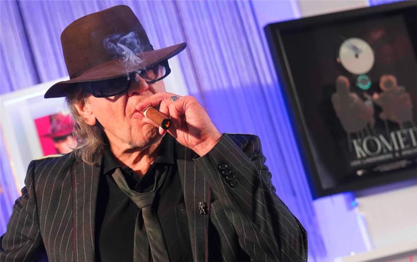 Der Sänger und Musiker Udo Lindenberg raucht eine Zigarre während der Gold-Auszeichnung für das Album „Udopium“ im Brahms-Foyer in der Laeiszhalle

