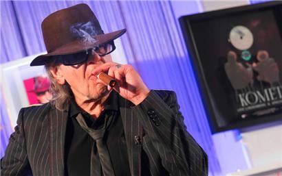Der Sänger und Musiker Udo Lindenberg raucht eine Zigarre während der Gold-Auszeichnung für das Album „Udopium“ im Brahms-Foyer in der Laeiszhalle
