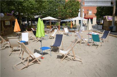Der Sand für den „Diffbeach“ kommt extra von der belgischen Küste und soll für das nötige Strandfeeling mitten im Zentrum sorgen
