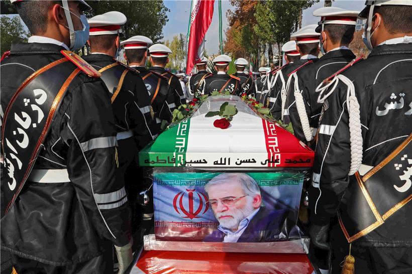 Der Sarg, geschmückt in den iranischen Landesfarben und mit einem Foto des verstorbenen Wissenschaftlers versehen, wird von iranischen Streitkräften getragen
