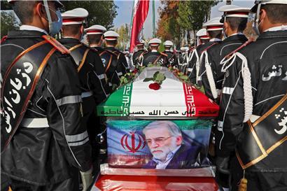 Der Sarg, geschmückt in den iranischen Landesfarben und mit einem Foto des verstorbenen Wissenschaftlers versehen, wird von iranischen Streitkräften getragen
