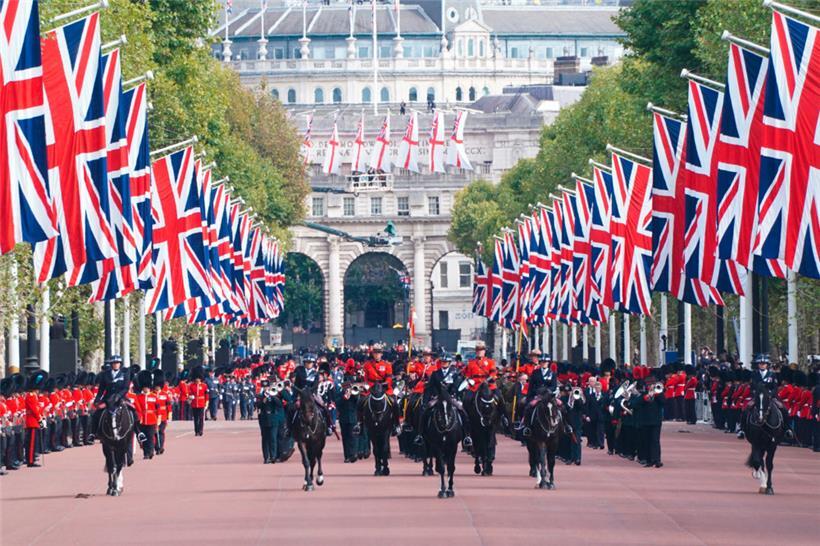 Der Sarg mit Königin Elizabeth II. wird nach der Trauerfeier in der Westminster ...
