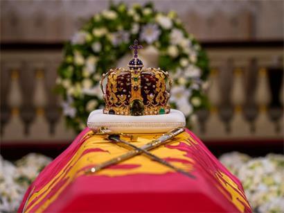 Der Sarg von König Harald V. wurde vom Roten Salon in die Schlosskapelle überführt