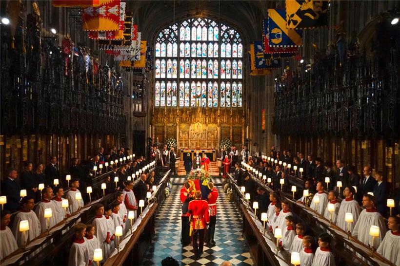 Der Sarg von Königin Elizabeth II. wird in die St.-Georges-Kapelle auf Schloss W...