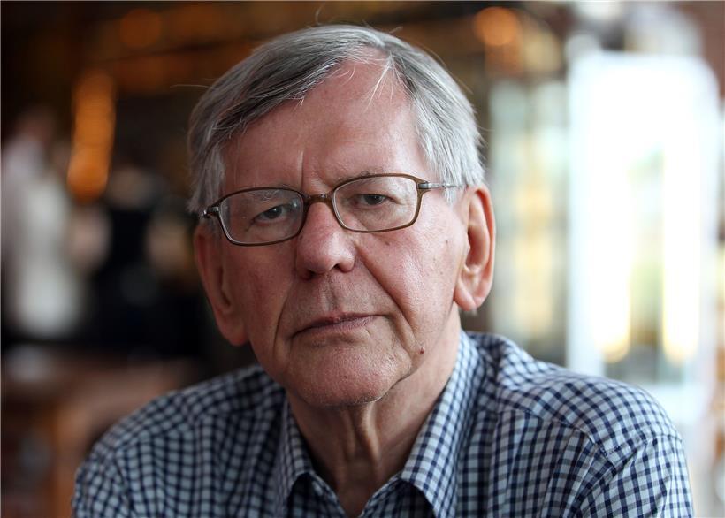 Der Satiriker und Kabarettist Herbert Feuerstein ist tot. Er starb im Alter von 83 Jahren in Erftstadt bei Köln, wie sein Haussender WDR am Mittwoch mitteilte.
