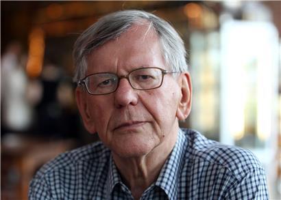 Der Satiriker und Kabarettist Herbert Feuerstein ist tot. Er starb im Alter von 83 Jahren in Erftstadt bei Köln, wie sein Haussender WDR am Mittwoch mitteilte.
