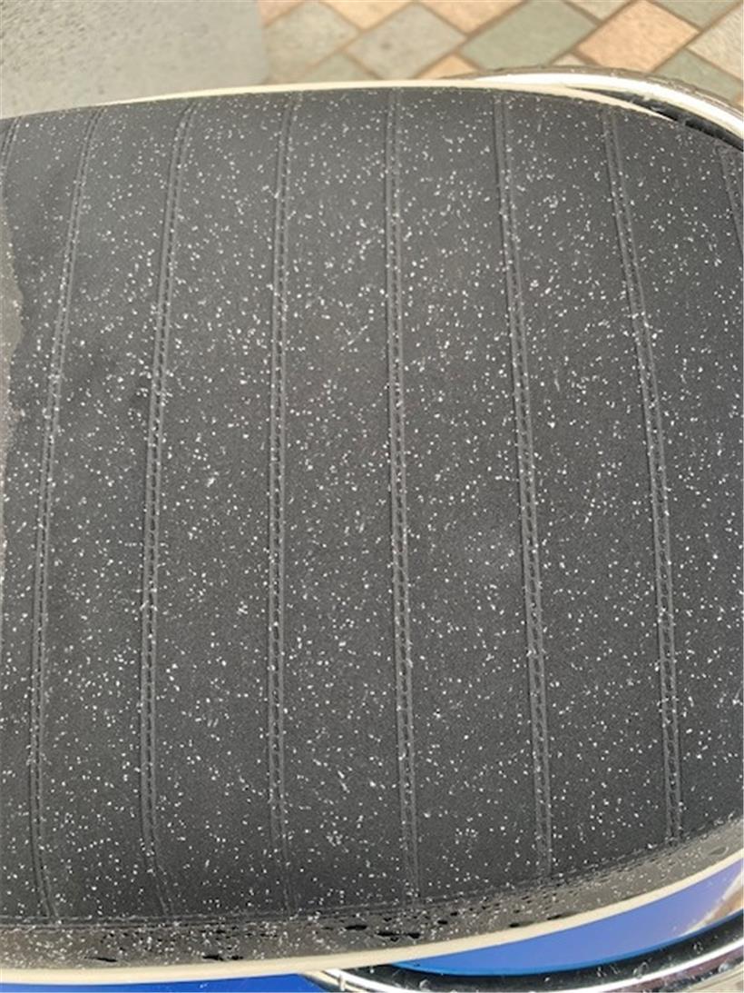 Der Sattel des Motorrads ist normalerweise grau-schwarz, ohne weiße Punkte
