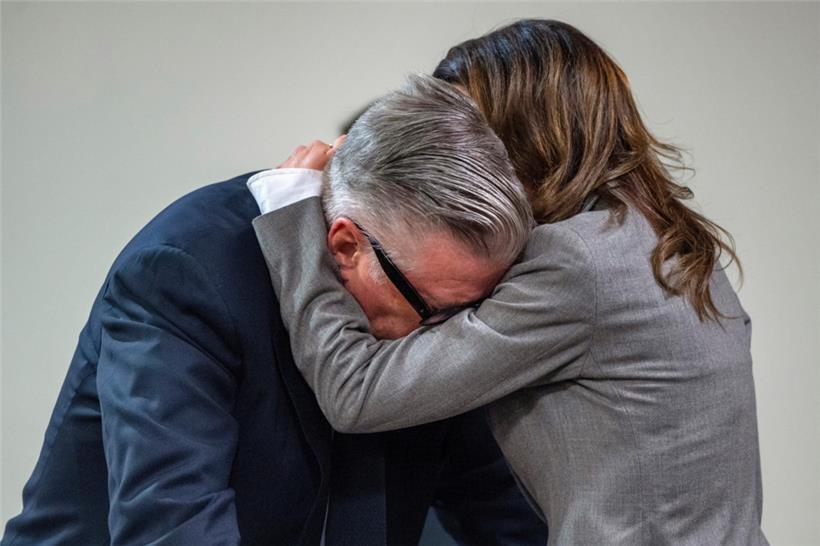 Der Schauspieler Alec Baldwin bricht im Gericht in Tränen aus, nachdem die Richterin den Prozess gegen den Schauspieler eingestellt hat
