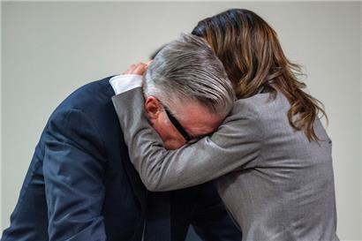 Der Schauspieler Alec Baldwin bricht im Gericht in Tränen aus, nachdem die Richterin den Prozess gegen den Schauspieler eingestellt hat
