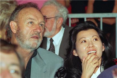 Der Schauspieler Gene Hackman mit seiner Frau Betsy Arakawa im Juni 1993
