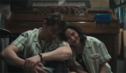 Der Schein des vertrauten Paares trügt: Michael Johnston (l.) und Megan Lawless (r.) in „Obsession“
