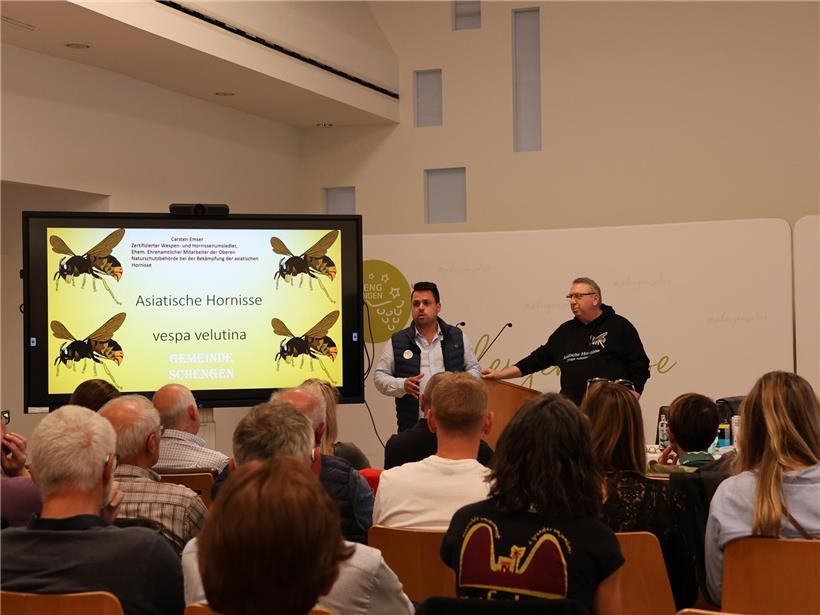 Tom Weber und Hornissenexperte Carsten Emser am Dienstagabend in Remerschen beim Schengener Treffen