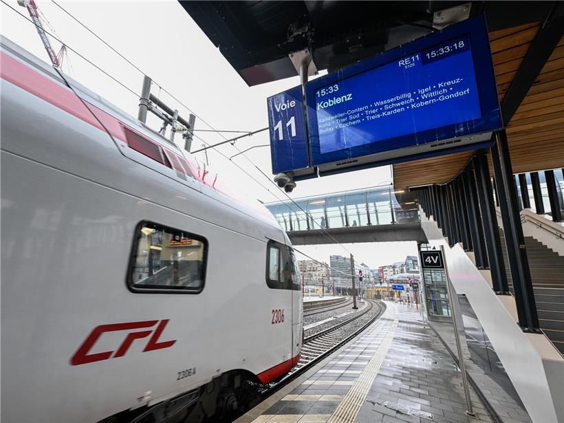 Moderner Personenzug auf Gleisen in Europa symbolisiert effizienten und pünktlichen Schienenverkehr für Passagiere