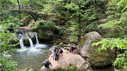 Der Schiessentümpel ist ein touristisches Highlight in der Sandstein-Region im Osten Luxemburgs
