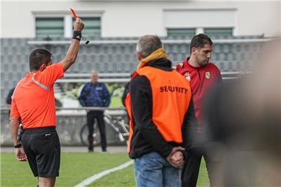 Der Schifflinger Trainer Ismael Bouzid sah Rot
