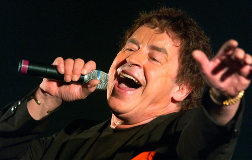 Der Schlagerstar starb am Donnerstagabend (16.2.), wie eine Sprecherin seiner Familie am Freitagmittag mitteilte
