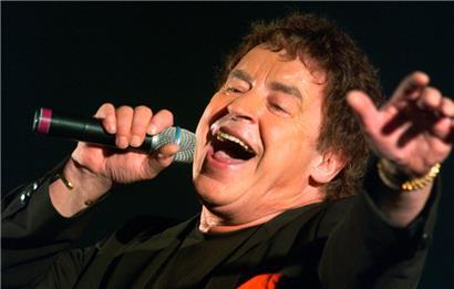 Der Schlagerstar starb am Donnerstagabend (16.2.), wie eine Sprecherin seiner Familie am Freitagmittag mitteilte
