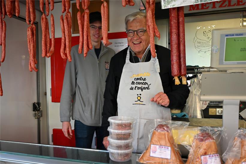 Der Schöffe Laurent Mosar (CSV) übt sich als Wurstverkäufer
