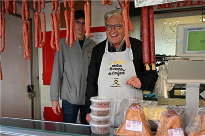 Der Schöffe Laurent Mosar (CSV) übt sich als Wurstverkäufer
