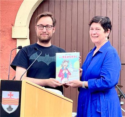 Der Schöpfer des Comics „De Bédéric“, Andy Genen, und die Bürgermeisterin von Contern, Marion Zovilé-Braquet
