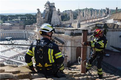 Der Schornstein, auf den ab Mittwoch die Welt blickt: Erst vor wenigen Tagen wurde er installiert
