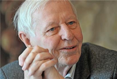Der Schriftsteller Hans Magnus Enzensberger ist tot. Er starb am 24.11.2022 im Alter von 93 Jahren in München, wie der Suhrkamp Verlag in Berlin am Freitag unter Berufung auf die Familie mitteilte. 
