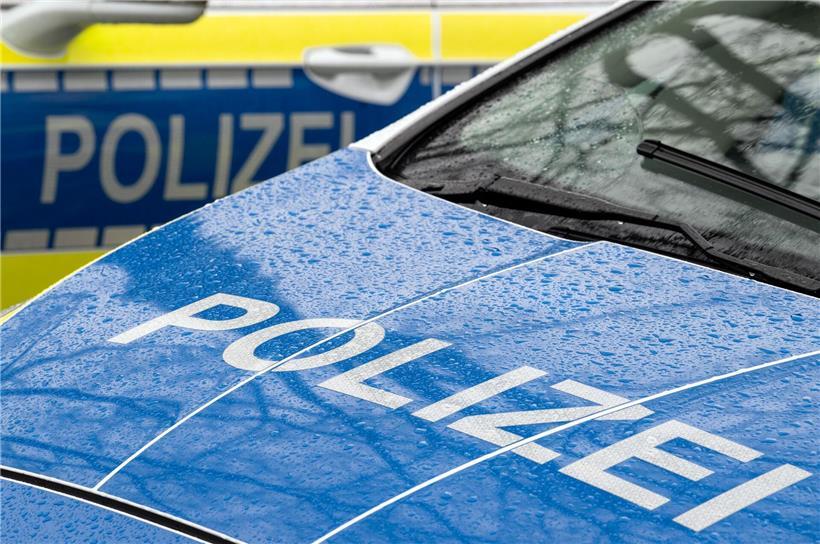 Polizei-Schriftzug auf Auto-Kühlerhaube bei Verkehrskontrolle nahe Mosel, Einsatz wegen Bergung eines Mannes