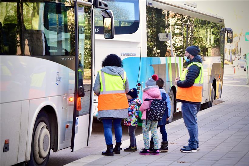 Der Schülertransport für die Grundschule kostet die Gemeinden oft viel Geld. Verständlich, dass sie nicht für eine Leistung bezahlen wollen, die nicht erbracht wurde, so wie im Frühjahr,l als die Schulen schließen mussten. Genauso verständlich ist aber, dass die Busunternehmen nicht auf den Kosten sitzen bleiben wollen. Denn nicht sie haben entschieden, nicht mehr zu…
