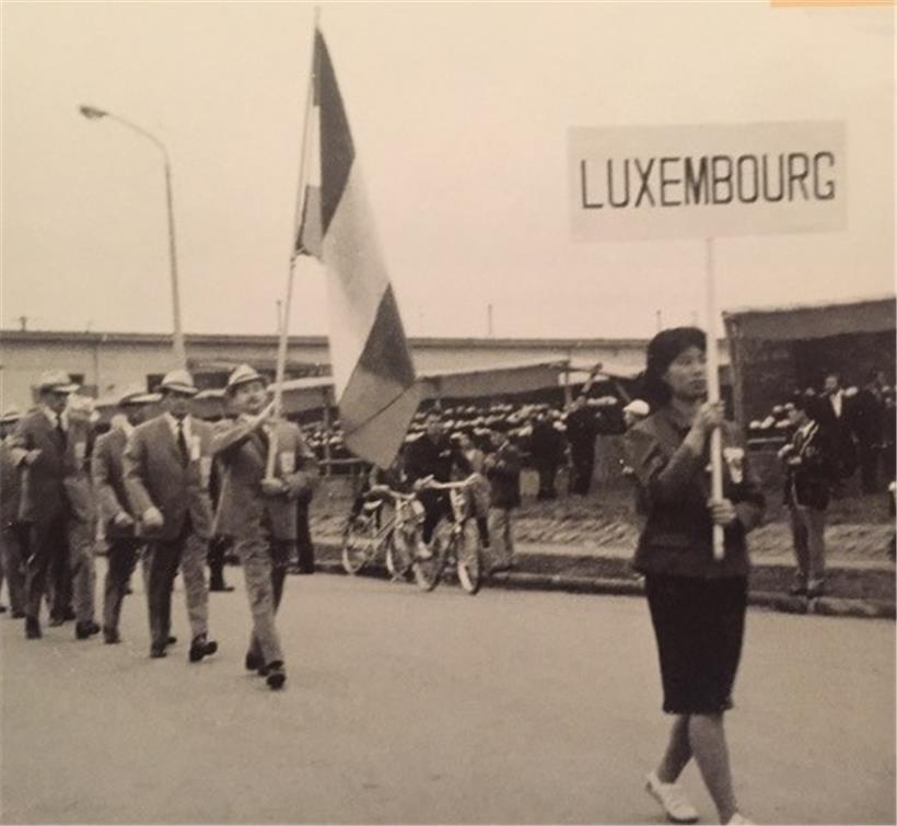 Der Schütze Vic Kremer mit der Luxemburger Fahne auf dem Weg ins Olympiastadion
