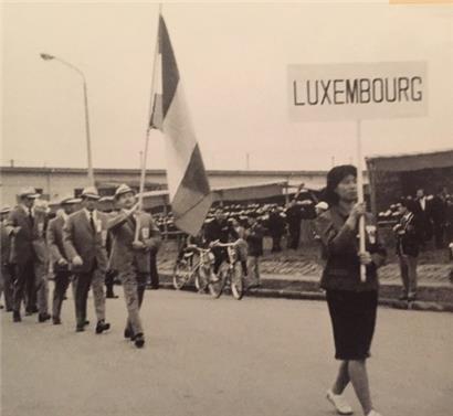 Der Schütze Vic Kremer mit der Luxemburger Fahne auf dem Weg ins Olympiastadion
