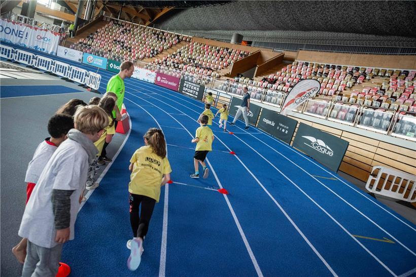 Schulsportler trainieren auf dem Sportplatz – Vorteile durch Wiederbesetzung des Sportkommissars für Schulsportentwicklung