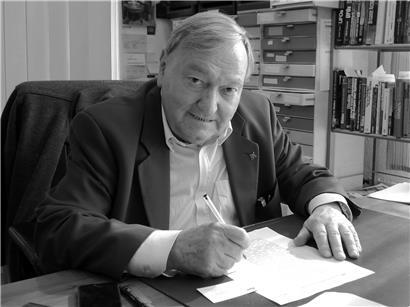 Erich von Däniken in seiner Schreib- und Forschungswerkstatt, Schweizer Bestseller-Autor, März 2015