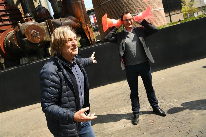 Der Schweizer Klangkünstler Andres Bosshard und David Glod. Glod ist stellvertretender Direktor der Umweltverwaltung, die sich für das Projekt verantwortlich zeigt.
