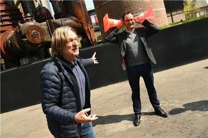 Der Schweizer Klangkünstler Andres Bosshard und David Glod. Glod ist stellvertretender Direktor der Umweltverwaltung, die sich für das Projekt verantwortlich zeigt.
