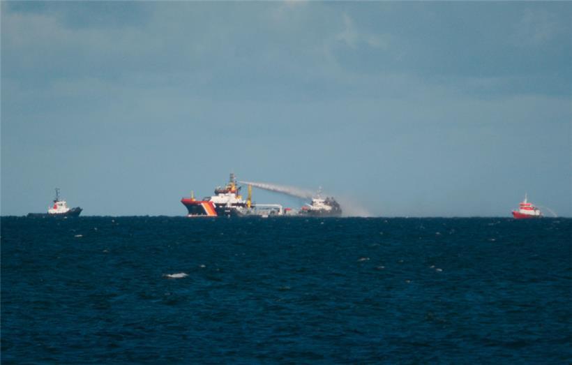 Der Seenotrettungskreuzer Arkona der DGzRS sowie Schiffe vom Havariekommando bekämpfen den Brand des Küstentankschiffs Annika in der Ostsee
