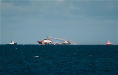 Der Seenotrettungskreuzer Arkona der DGzRS sowie Schiffe vom Havariekommando bekämpfen den Brand des Küstentankschiffs Annika in der Ostsee
