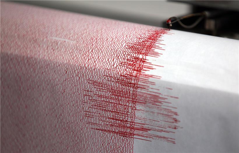Der Seismograph der Erdbebenwarte verzeichnet Ausschläge. Bei Aachen hat am Samstag (02.01.2021) die Erde gebebt. Nach Angaben des Geologischen Dienstes Nordrhein-Westfalen hatte das Beben um 7.36 Uhr eine Stärke von 2,8.
