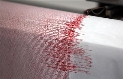 Der Seismograph der Erdbebenwarte verzeichnet Ausschläge. Bei Aachen hat am Samstag (02.01.2021) die Erde gebebt. Nach Angaben des Geologischen Dienstes Nordrhein-Westfalen hatte das Beben um 7.36 Uhr eine Stärke von 2,8.
