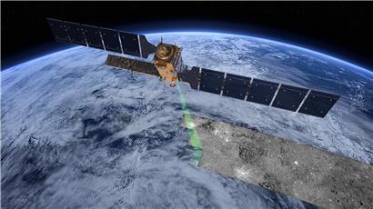 Der Sentinel-1-Satellit bei der Arbeit
