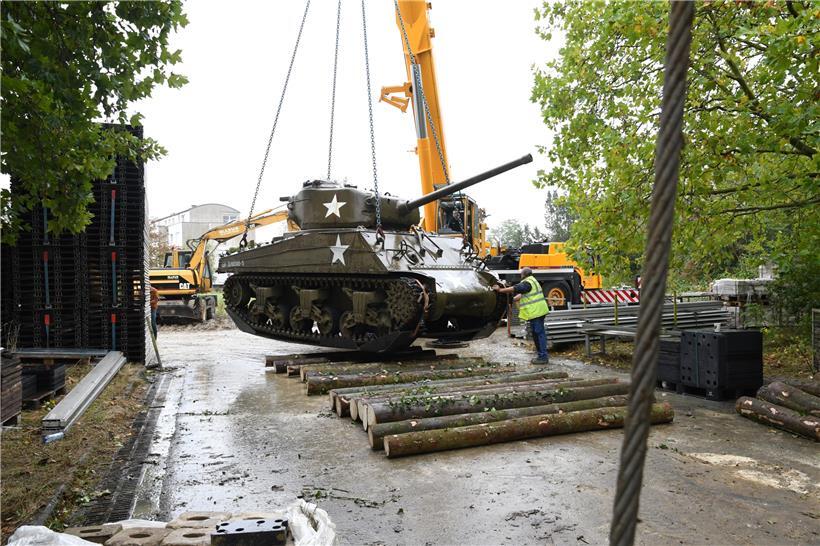 Der Sherman-Panzer musste auf „Rollen“ in den Ausstellungsraum gezogen werden