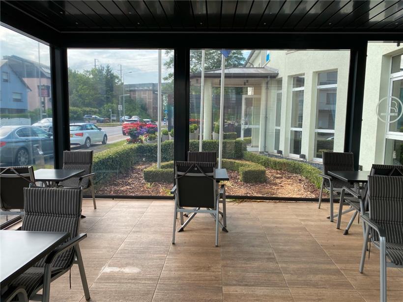 Der Sicherheitsabstand zwischen den Tischen muss im Restaurant und auf der Terra...