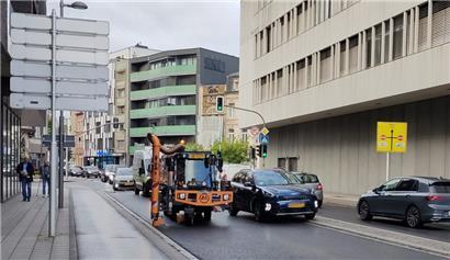 Der Sinkkastenreiniger der Stadt Esch am Montagmorgen am Friedensgericht (r.) 
