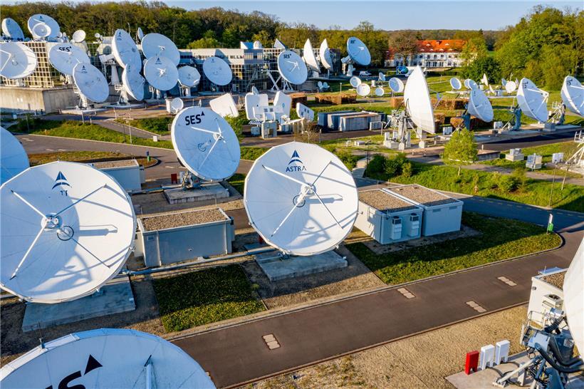 SES Firmensitz in Betzdorf mit moderner Architektur und Firmenlogo, Hauptsitz eines globalen Satellitenbetreibers