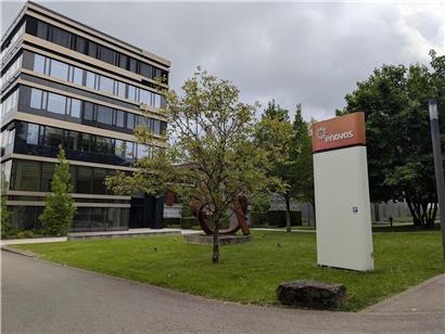 Firmengebäude der Unternehmensgruppe in Esch/Alzette mit moderner Architektur und Firmenlogo am Eingang